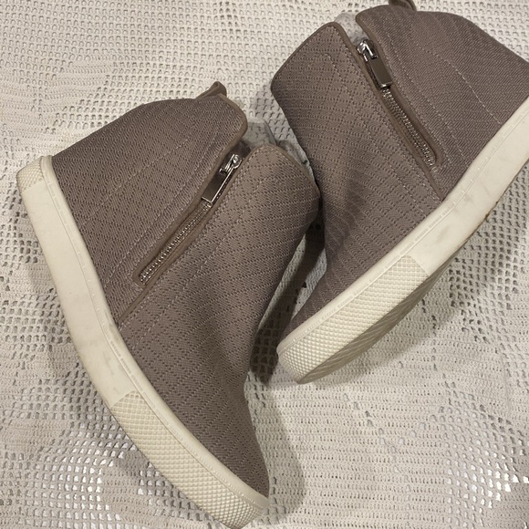 Torrid Canvas Textured Fabric Booties With Inner & Outer Zippers, Size 9WW. - Picture 3 of 10